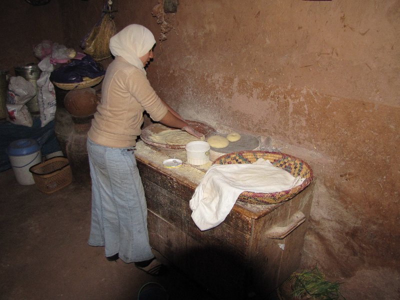 180312_ourika vallei brood maken.jpg - De oudste dochter is bezig met brood maken.